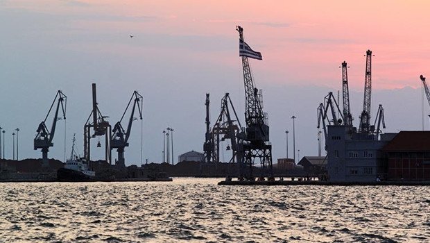 Yunan balıkçılar isyan etti: Selanik Limanı’nı kapattı
