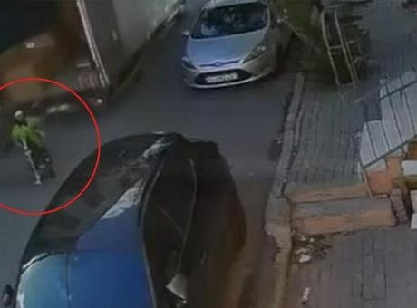Avcılar’da korkunç anlar kamerada! Yolda yürüyen kadına çarpan kamyonet can aldı
