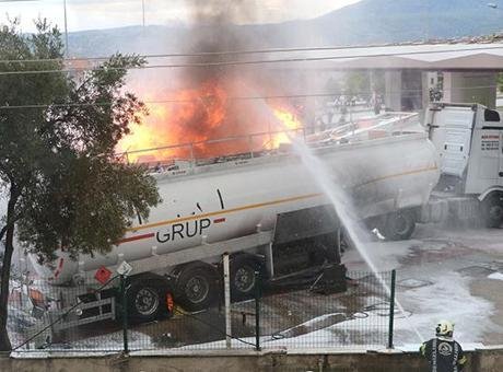 Akaryakıt istasyonunda faciadan dönüldü! Tankerden tankere sıçrayan alevlerde 1 kişi yaralandı