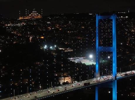 İstanbul Boğazı’nda büyüleyici manzara! Köprüler ‘3 Ekim Türk Dünyası Günü’ için turkuaza büründü