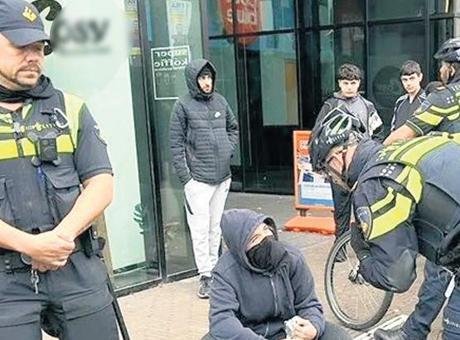 ABD’de ırkçılık, Ada’da yabancı düşmanlığı! Batı’da aşırı sağ yangını