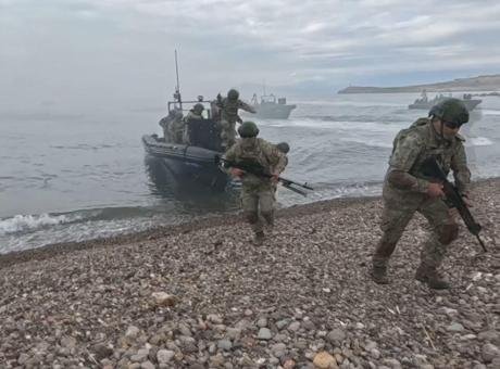 Foça’da komandolardan deniz hücum harekatı eğitimi! Görüntüler paylaşıldı
