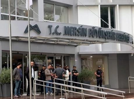 Mersin’deki yolsuzluk soruşturması! Gözaltına alınan 3 belediye başkanı ve 56 kişi adliyede