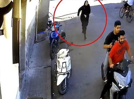 Adana’da gasp anı kamerada! Çantayı alıp motosiklete atlayarak kaçtı, şüphelinin peşinden koştu