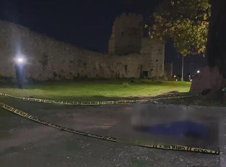 Zeytinburnu’nda surlarda erkek cesedi bulundu
