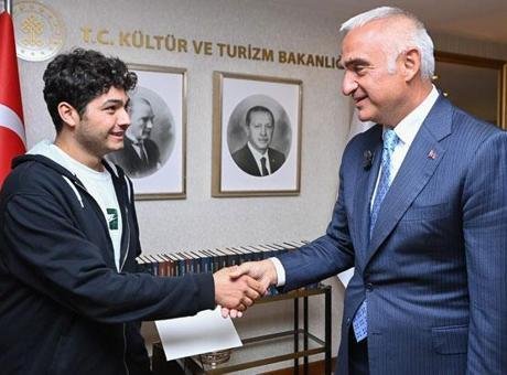 Bakan Ersoy, Türkiye derecesi elde eden Ahmet Deniz’i ağırladı