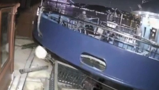 Üsküdar’da yolcu vapuru yalıya çarptı… İşte kaza anı