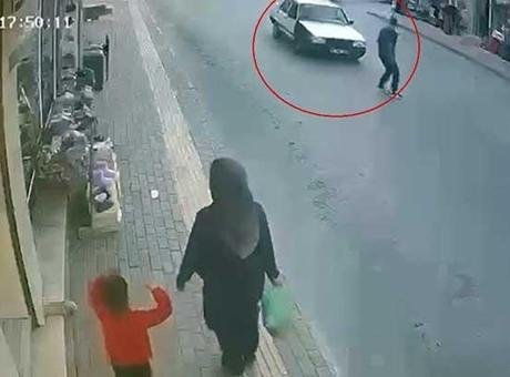 Otomobilin çarpacağını anlayınca yaptığı hareket hayatını kurtardı
