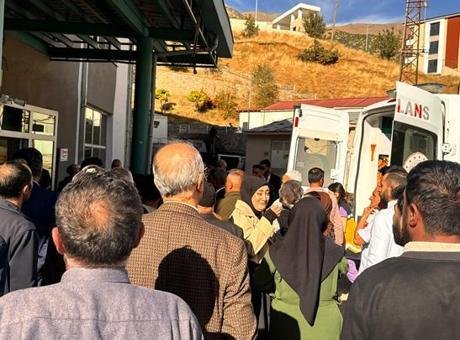 Hakkari’de feci kaza! Lastiği patlayan kamyonet otomobille kafa kafaya çarpıştı: 2 yaşındaki Hafsa Nur öldü