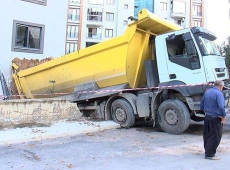 Pendik’te freni boşalan hafriyat kamyonu iş yerine girdi: 1 yaralı
