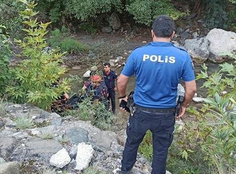 Karaçay Deresi’nde dehşete düşüren manzara! Yoldan geçenler fark etti: Dere yatağında erkek cesedi bulundu