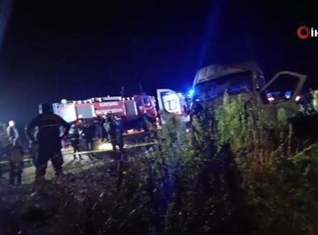 Kayseri’de feci kaza! İki işçi servisi ile iş makinesi çarpıştı: 1 ölü, 15 yaralı
