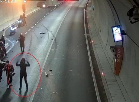 Tünelde feci kaza kamerada! Eşinin öldüğü, oğlunun yaralandığı kazaya tanık olunca sinir krizi geçirdi