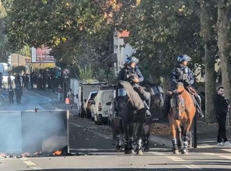 Savaş meydanına dönen Fransa sokaklarında polisten ‘atlı’ müdahale