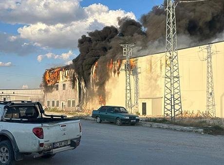 Afyonkarahisar’da korkutan yangın! Mantar tesisinden yükselen dumanlar gökyüzünü kapladı