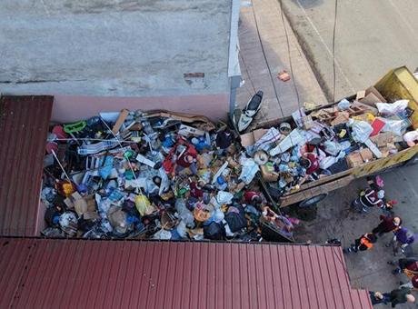 Mahalleliden gelen ihbar belediyeyi alarma geçirdi! Kapı açılınca ekipler gözlerine inanamadı: Tam 20 kamyon çıktı…