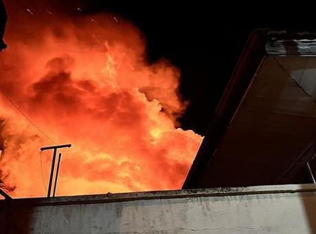 Yanan evini izlerken fenalaşıp, hastanede hayatını kaybetti