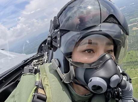 Kraliçeden tarihi uçuş! Savaş uçağını tek başına kullandı, kraldan anlamlı jest