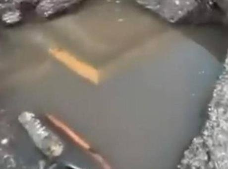 Maltepe’de asfalt çöktü! İETT otobüsü oluşan çukura düştü