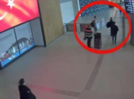 İstanbul Havalimanı’nda polisin gözünden kaçmadı! Korse yelekleri açılınca ortaya çıktı: Tam 8 kilo…