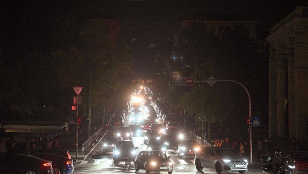 Kış Kiev’e erken geldi… Rus füzeleri elektriği kesti
