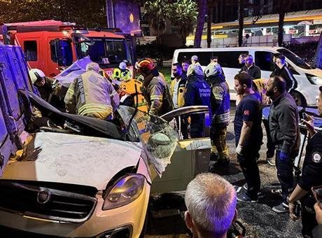 Beyoğlu’nda feci kaza! Otomobil, taksiye çarpıp kamyonetin altına girdi: 3 yaralı