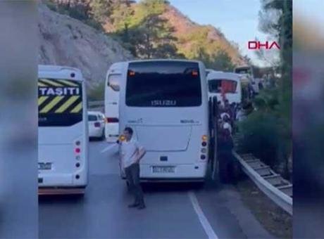 Antalya’da tur midibüsü ile 2 otobüs çarpıştı: 10 yaralı