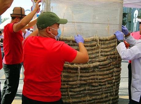 Kırgızistan’da at etinden 120 metreden uzun sucuk yapıldı