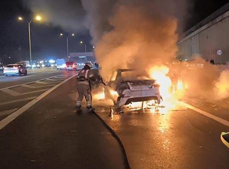 Sarıyer TEM Otoyolu’nda otomobil duran taksiye çarptı! 2 araç yandı, 5 kişi yaralandı