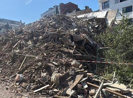 Küçükçekmece’de yıkım sırasında 7 katlı bina çöktü! Çevredeki binalar zarar gördü