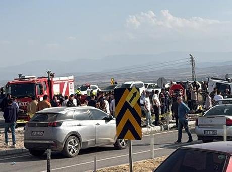 MHP’li vekil ve il başkanının bulunduğu konvoy kaza yaptı! 1 ölü, 4 yaralı