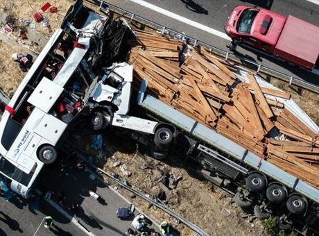 Tur otobüsüyle TIR çarpıştı! 11 can kaybı , 26 yaralı
