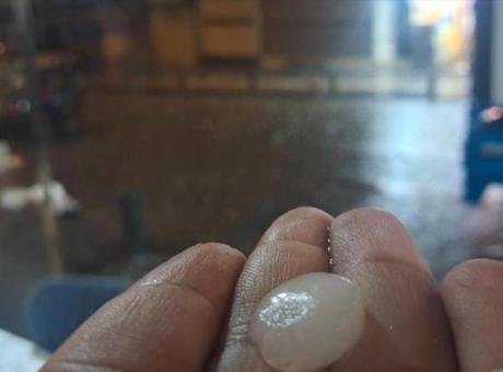 Kilis’te yollar beyaza büründü! Dolu aniden bastırdı