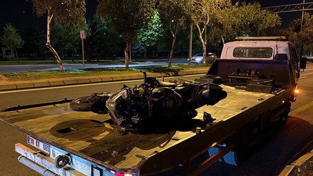 Önce otomobile sonra levhaya çarptı: 50 metre sürüklendi