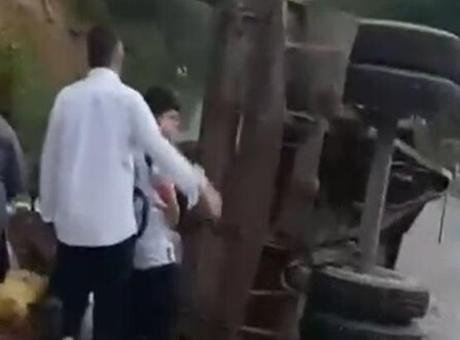 Düzce’de traktör römorku yan yattı! 11 yaralı