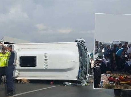 Antalya’da midibüs kaygan yolda devrildi! Yaralılar var