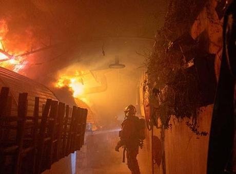 Sokak lezzetlerinin merkeziydi: Paris’in en eski kapalı pazarı yangında küle döndü