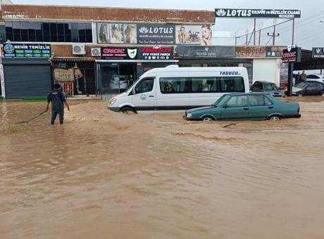 Mersin’de sağanak hayatı felç etti! Yollar göle döndü, araçlar sel sularında mahsur kaldı
