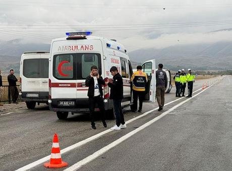 Hakkari’de öğrenci servisi devrildi! Çok sayıda yaralı var