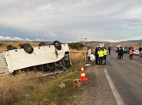 Afyonkarahisar Şuhut’ta işçi servisi devrildi: Çok sayıda yaralı var