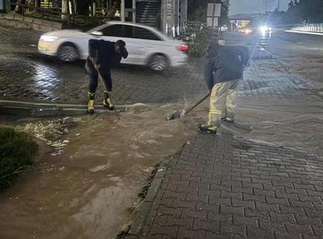Sağanak yağış birçok ilde hayatı durma noktasına getirdi! Cadde çöktü, ev ve iş yerlerini su bastı