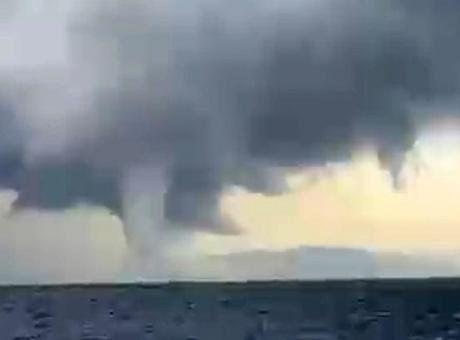 Deniz yüzeyinden bulutlara kadar uzandı! Dev hortum teknedekiler tarafından saniye saniye böyle görüntülendi