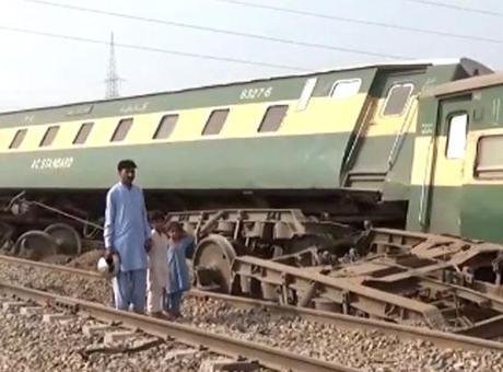 Pakistan’da tren raydan çıktı: 6 kişi hayatını kaybetti, yaralılar var