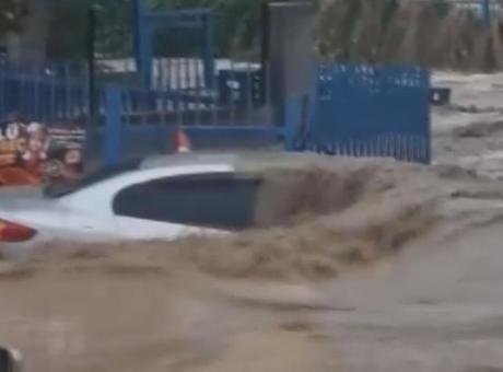 İstanbul’u sel vurdu! Sarıyer’de deniz karayla birleşti, araçlar sulara gömüldü… Megakentten korkunç görüntüler