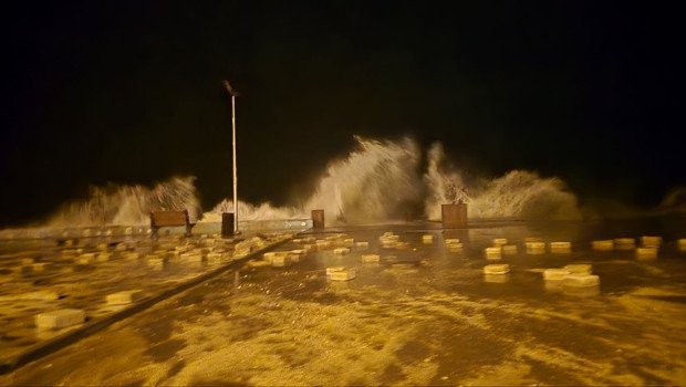 Bursa’da dev dalgalar sahildeki taşları yerinden söktü