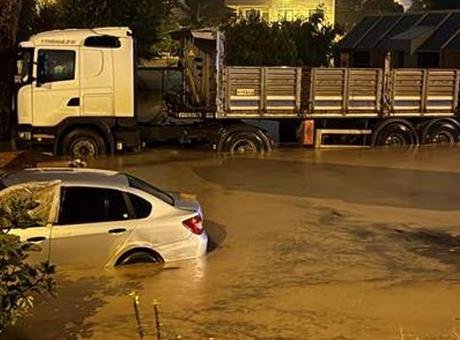 Meteoroloji uyarmıştı! Kocaeli’de ev ve iş yerlerini su bastı