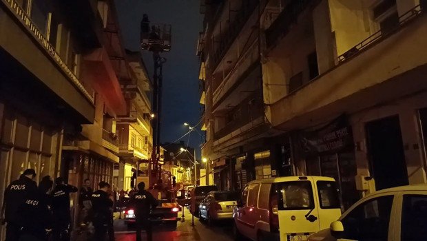 Annesini bıçakla rehin aldı! Polis operasyon düzenledi