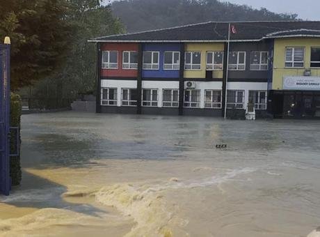 İstanbul’da sağanak kabusu! Alibey deresi taştı, okul bahçesini su bastı