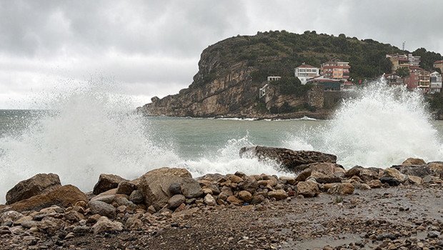 Amasra’da fırtına alarmı: 2 metrelik dev dalgalar kıyıyı dövdü