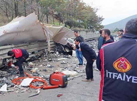 Sinop’ta feci kaza! Binlerce balık yola saçıldı: Sürücü kurtarılamadı